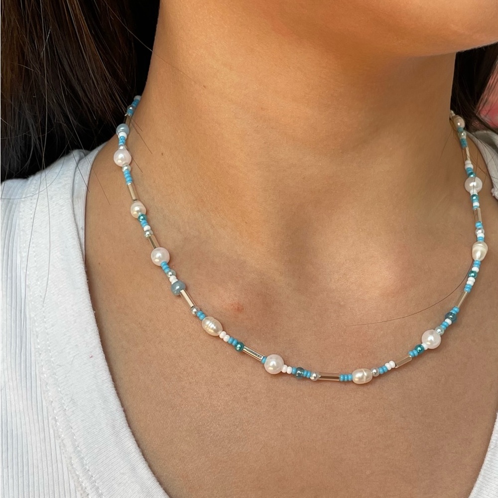 Dainty blue pearly necklace